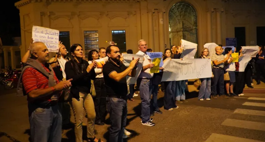 El silencio como respuesta: Docentes y salud sitian el despacho de Vald&eacute;s ante un conflicto que ya no tiene retorno