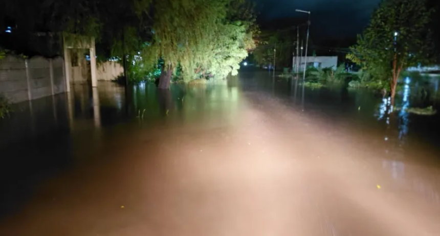 Emergencia h&iacute;drica en Esquina: un diluvio colaps&oacute; la ciudad y hay m&aacute;s de 40 familias evacuadas