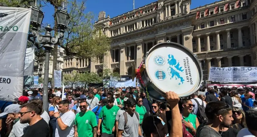 M&aacute;s vale tarde que nunca: La CGT vuelve a la calle mientras el empleo se desmorona