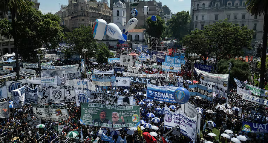 D&iacute;a del trabajador: La CGT copa Plaza de Mayo contra el ajuste y en memoria del Papa Francisco