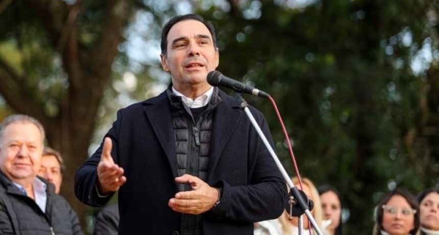 Gustavo Valdés anunció aumento del 10% en sueldos y plus para empleados estatales