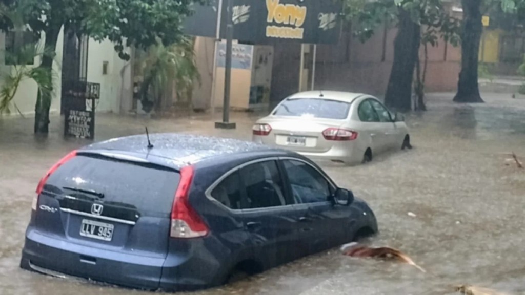 La intensa lluvia en Corrientes anegó las calles de la ciudad