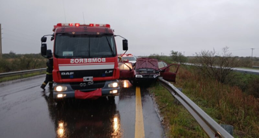 Siniestro vial en la Ruta 14: Rescataron a tres personas tras un vuelco bajo una lluvia torrencial
