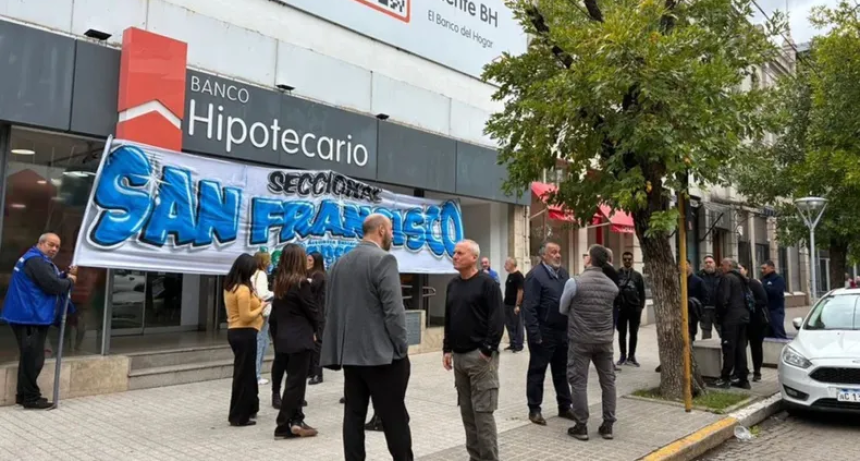 Ola de cierres en el sistema financiero: ya bajaron sus persianas m&aacute;s de 500 sucursales bancarias en el pa&iacute;s