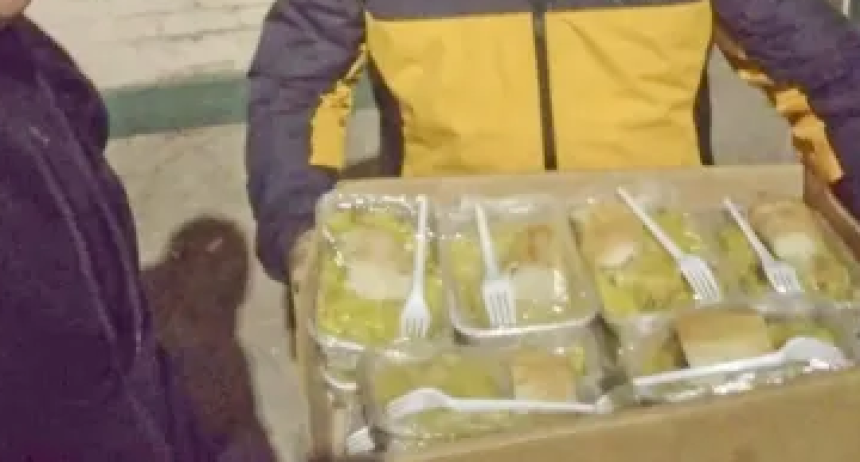 CORAZONES SOLIDARIOS: La Asociaci&oacute;n Alas Grises reparte comida caliente a familiares de internados y personas en situaci&oacute;n de calle ante la llegada del fr&iacute;o