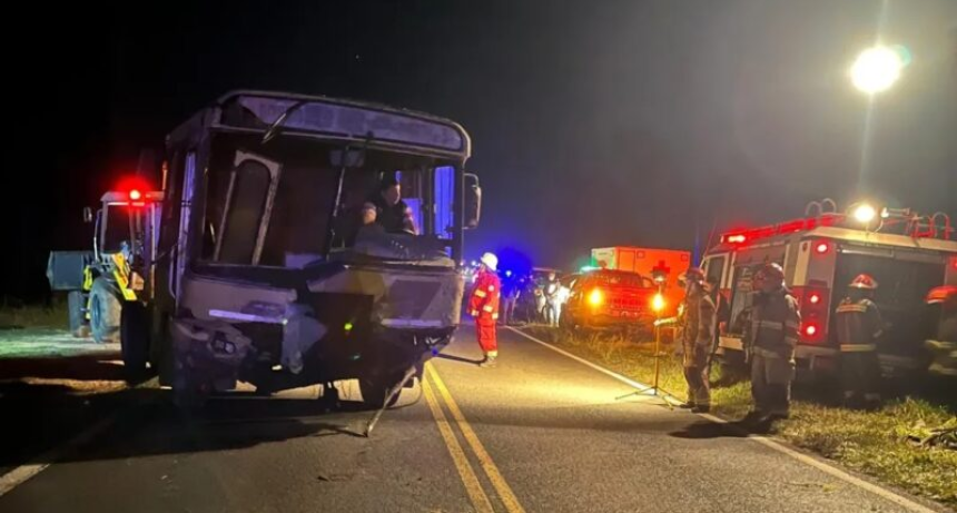 Siniestro fatal en Ruta 118: tres personas murieron tras un violento choque entre un cami&oacute;n y un auto