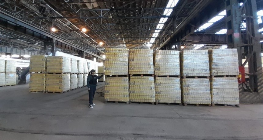 La justicia federal allana los depósitos de Pettovello y encuentra miles de litros de leche cerca de vencer