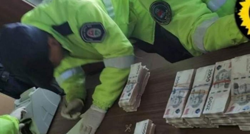 Viajaban hacia Corrientes con más de $63 millones en el baúl del auto