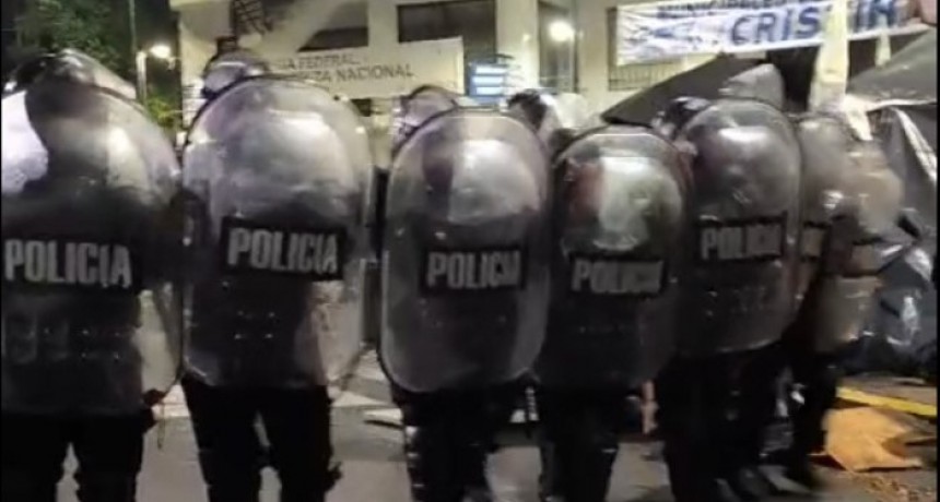 La Policía de la Ciudad desalojó a quienes acampaban frente al departamento de Cristina Kirchner