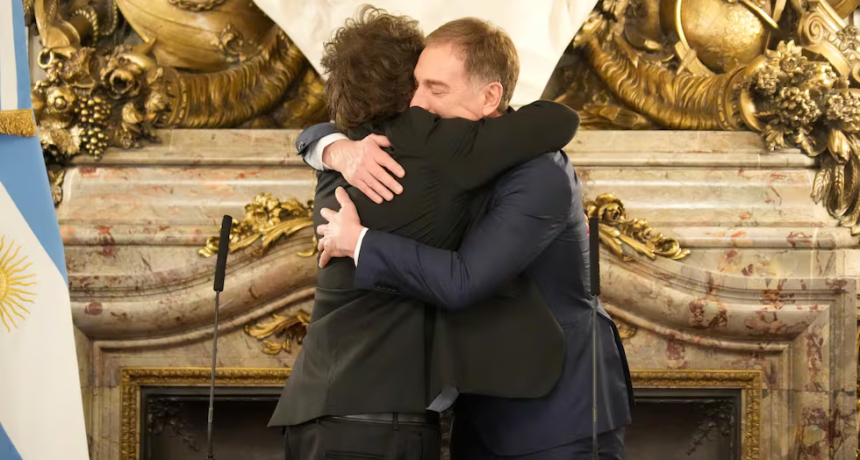 De Guatemala a Guatepeor: Santilli jur&oacute; como jefe de gabinete y Milei escenific&oacute; un bizarro triple abrazo con Adorni
