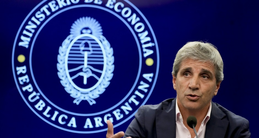 Caputo anunció que interviene en el mercado para tratar de bajar el dólar financiero y que el campo liquide