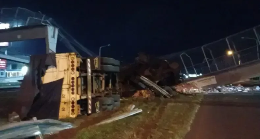 Tragedia en la ruta 16: Muri&oacute; un joven camionero correntino tras colapsar un puente peatonal