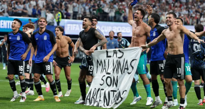 &iquest;Sanci&oacute;n para la Selecci&oacute;n? La FIFA analiza el festejo con la bandera de Malvinas tras el triunfo ante Inglaterra
