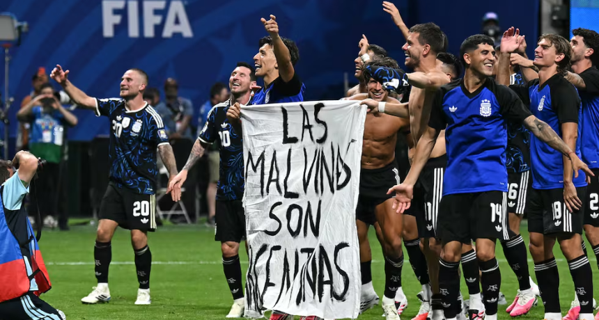 EL EFECTO MUNDIAL: El reclamo de la Selecci&oacute;n Argentina rompi&oacute; el cerco de la 