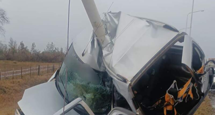 Impresionante choque en la Ruta 12: El auto qued&oacute; 