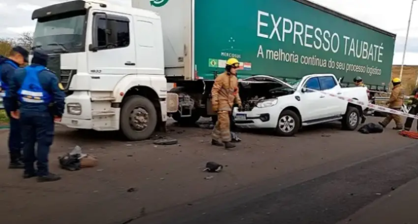 Tragedia en la Ruta 14: Una familia de Buenos Aires que viajaba a Corrientes choc&oacute; contra un cami&oacute;n y murieron dos de sus integrantes