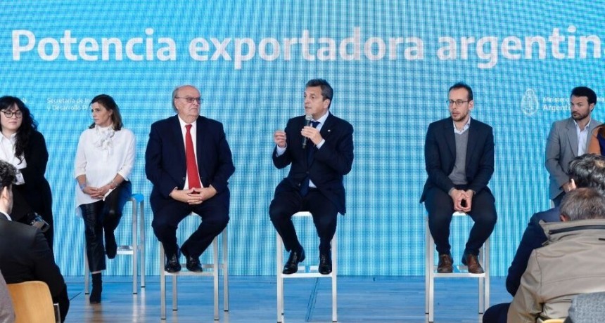 Massa señaló que analiza el pago de una suma fija y anunció medidas para pymes exportadoras