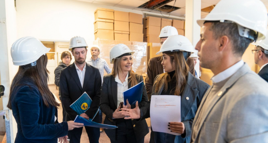 Sprovieri recorrió la obra de refacción integral de la sucursal Ituzaingó del Banco de Corrientes