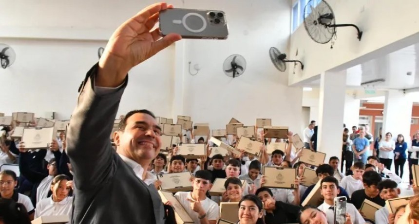 El gobernador Gustavo Valdés entregó notebooks a alumnos de Yapeyú