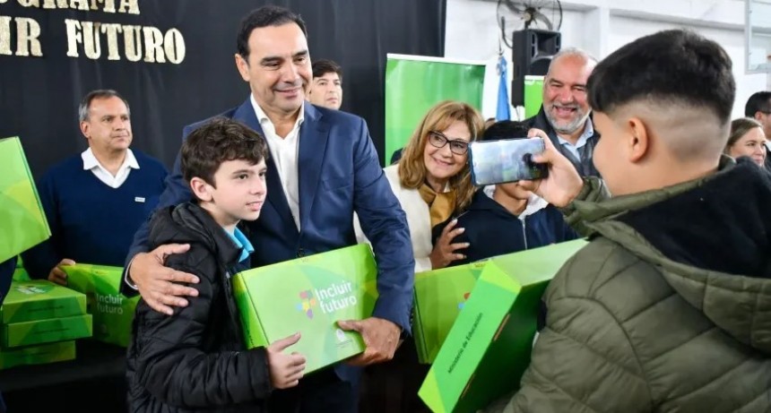 Valdés destacó que la Provincia ya entregó 120 mil notebooks a estudiantes correntinos