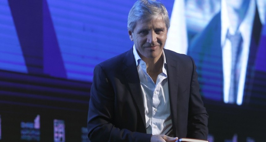 Caputo libera más créditos en dólares y agrava el descalce que se llevó puesta la Convertibilidad