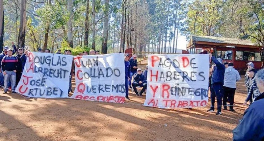 Continúa el acampe de los empleados de la forestadora por falta de acuerdo