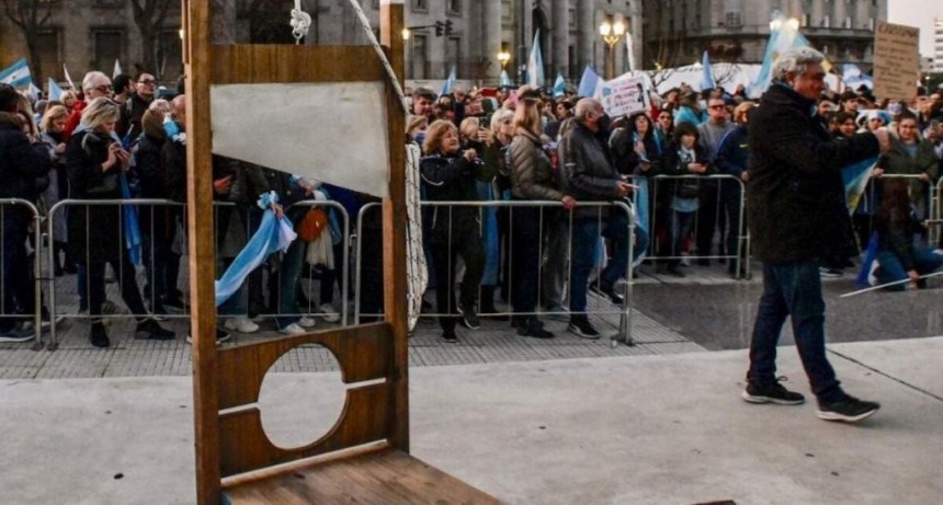 La democracia, bajo ataque