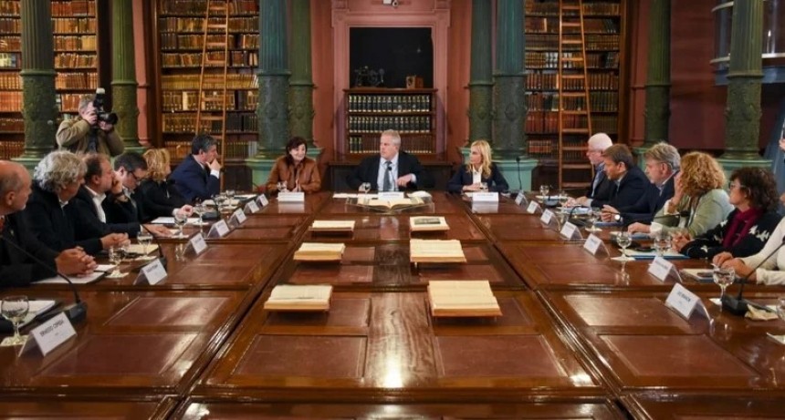Paritaria docente 2023: el salario mínimo sube a 250.000 pesos tras una suba del 176% anual