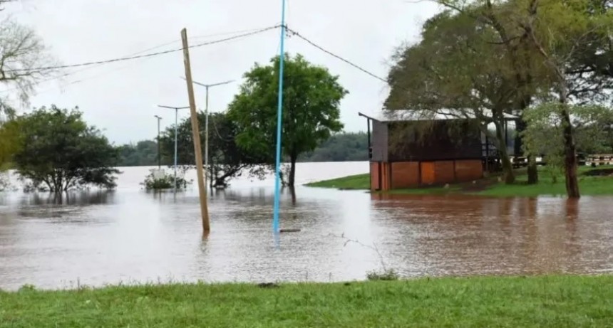 El río Uruguay continúa creciendo en Santo Tomé