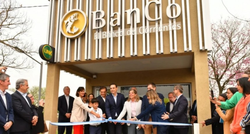 Valdés inauguró cajeros, asfalto y cordón cuneta en una localidad correntina