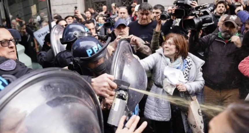 ¿Es legal pegarle a los jubilados?