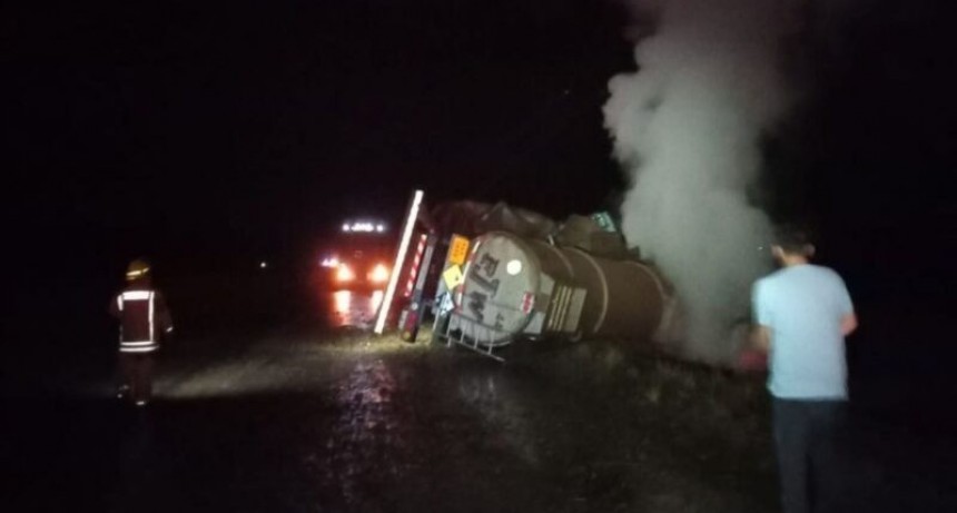 Volcó un camión cisterna sobre la Ruta Nacional 14