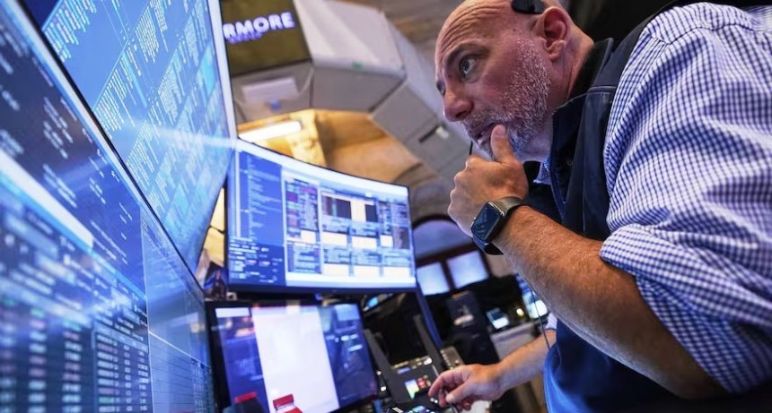El riesgo país se dispara arriba de los 1400 puntos, se desploman los bonos y el dólar llega a $1500