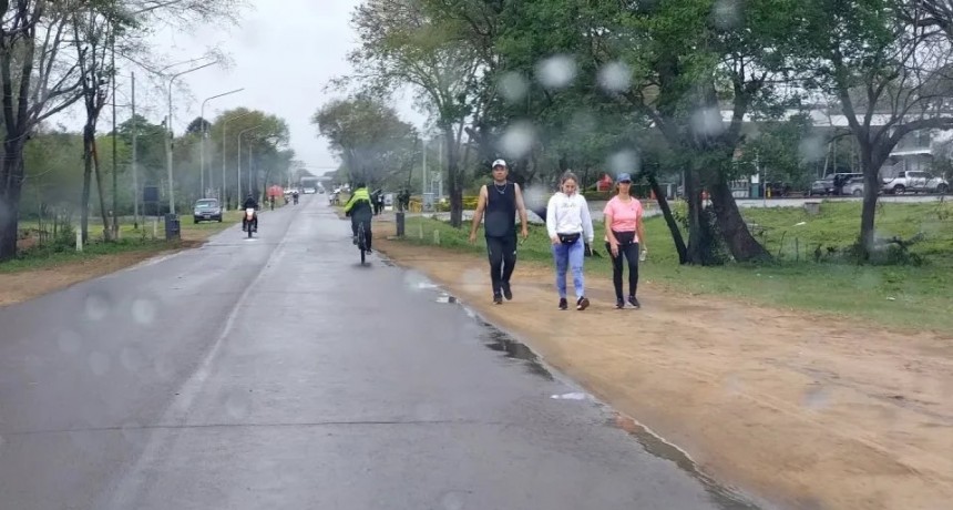 La lluvia no detiene a los peregrinos que partieron a la casa de María desde temprano