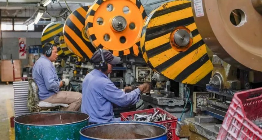 La industria volvió a caer en agosto: los sectores que lideraron la baja