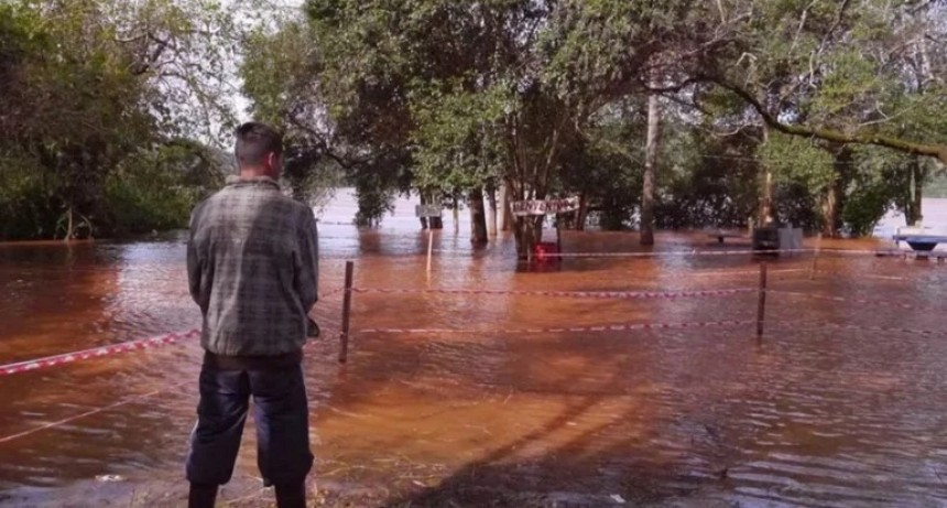 Otra vez crece el río Uruguay y Santo Tomé ya encendió sus luces de alerta