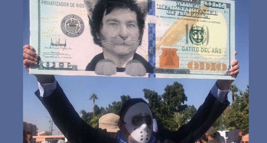 La dolarización de Milei es una mentira o es una locura