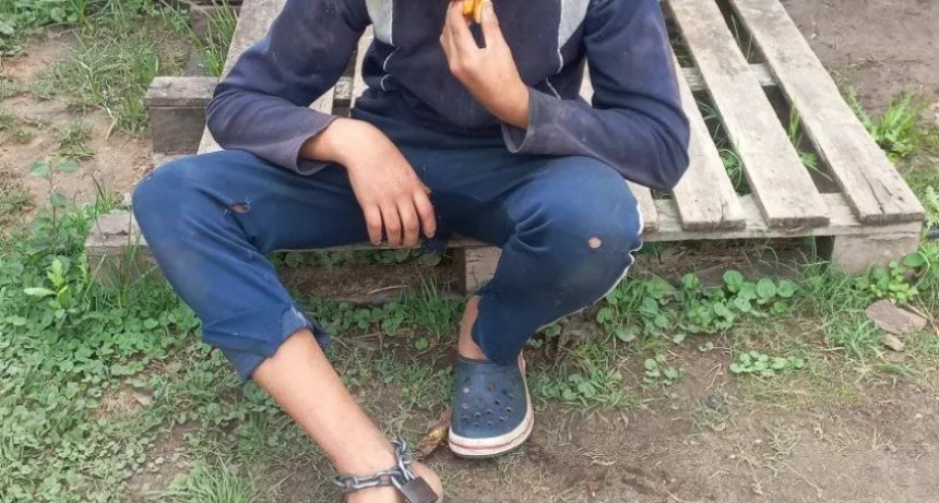 Impactante caso en Corrientes: Menor encadenado escapó y rogó por comida a vecinos