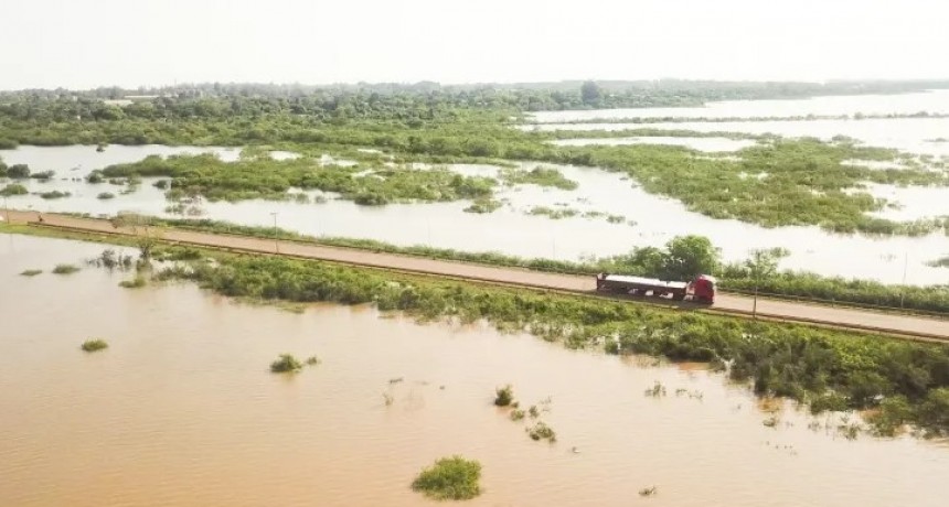 Monte Caseros: al menos diez familias evacuadas por la crecida 