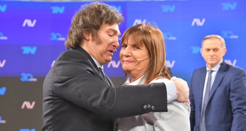 La primera foto de Milei y Bullrich: un abrazo incómodo para sellar la alianza