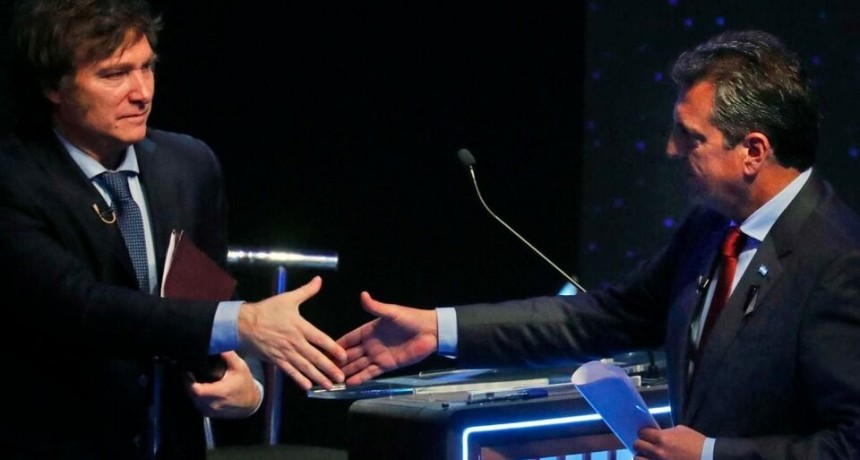 Javier Milei rompe las reglas del debate y va a leer frente a Sergio Massa