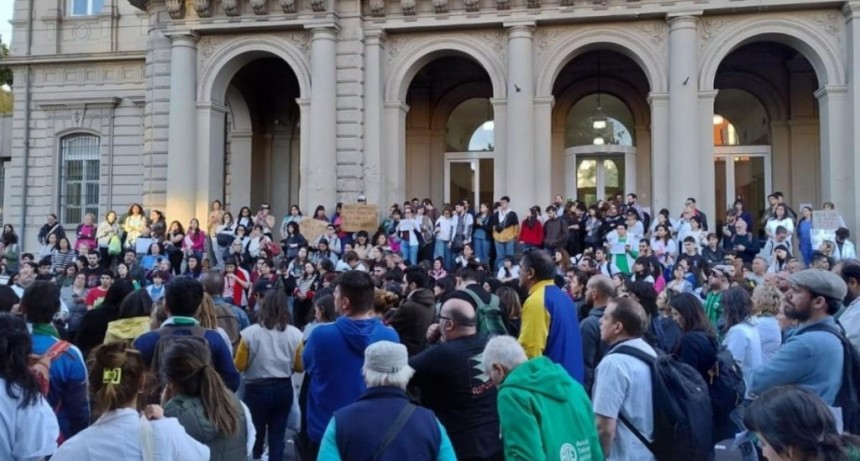 La Justicia exige explicaciones al Gobierno por el cierre del Hospital Bonaparte y Salud presenta una reestructuración