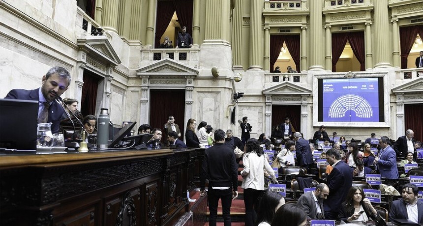 La oposición se prepara para impulsar una reforma que limite los DNU