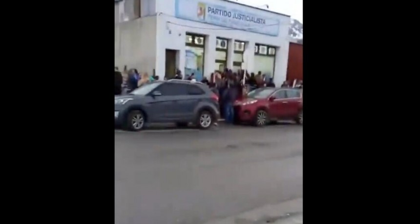 Ushuaia: así fue el ataque a un local que presentaba la mesa de Cristina Kirchner por la interna del PJ