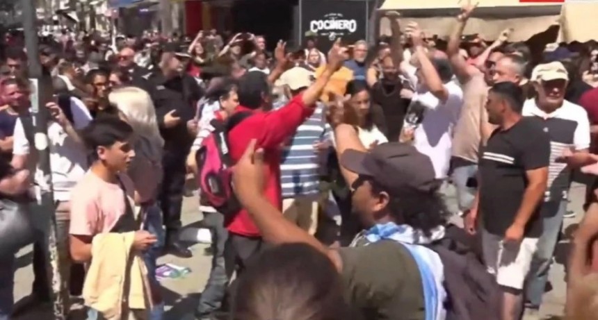 Milei tuvo que suspender una caminata de campaña en Santa Fe por protestas