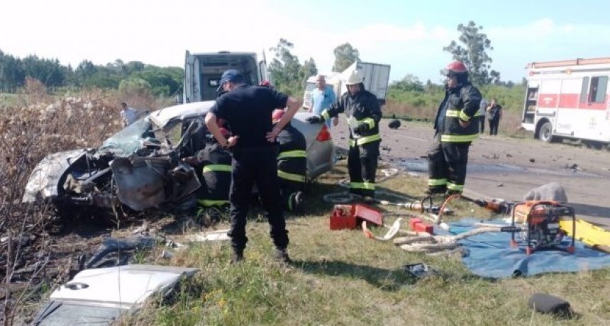 Impactante choque frontal entre un auto y un camión en Ruta 12