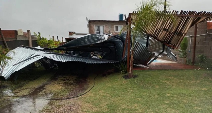 Poste derrumbado y cortes de luz: los estragos de la lluvia en Corrientes