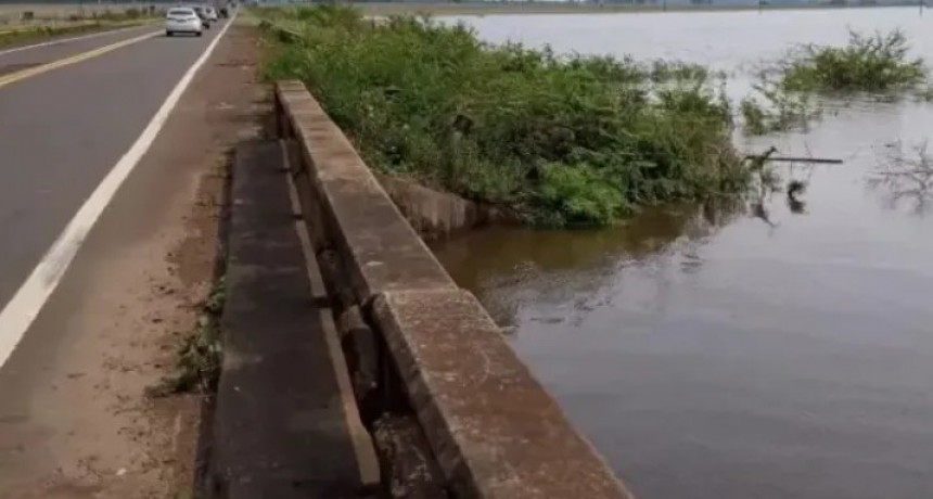 Puente que une Santo Tomé con Garaví presenta un serio socavamiento
