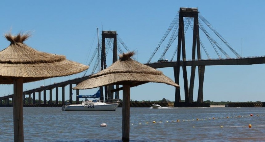 El río Paraná llegó a la marca de evacuación en Capital