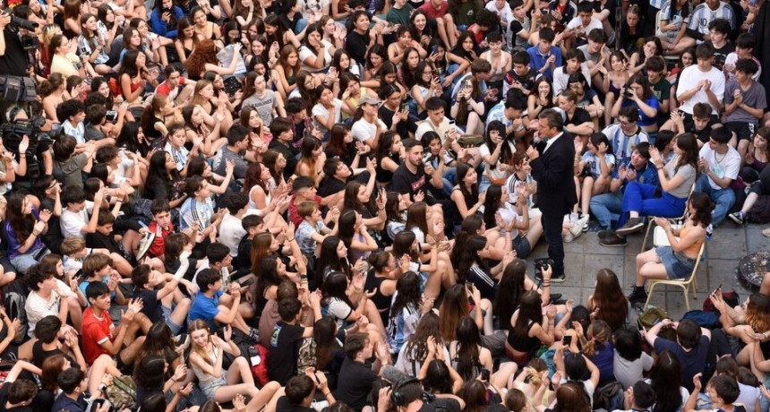Entre pogos y jingles, Sergio Massa cerró su campaña con estudiantes secundarios
